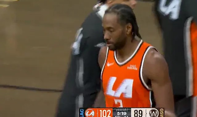 开云-伦纳德一打二慢三步上篮拿21分，快船轰出25-10反超勇士13分