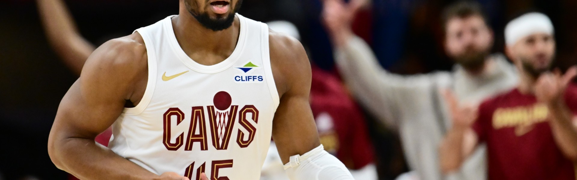 米切尔骑士生涯803记三分升至队史第4！前三位詹姆斯&amp;乐福&amp;加兰！